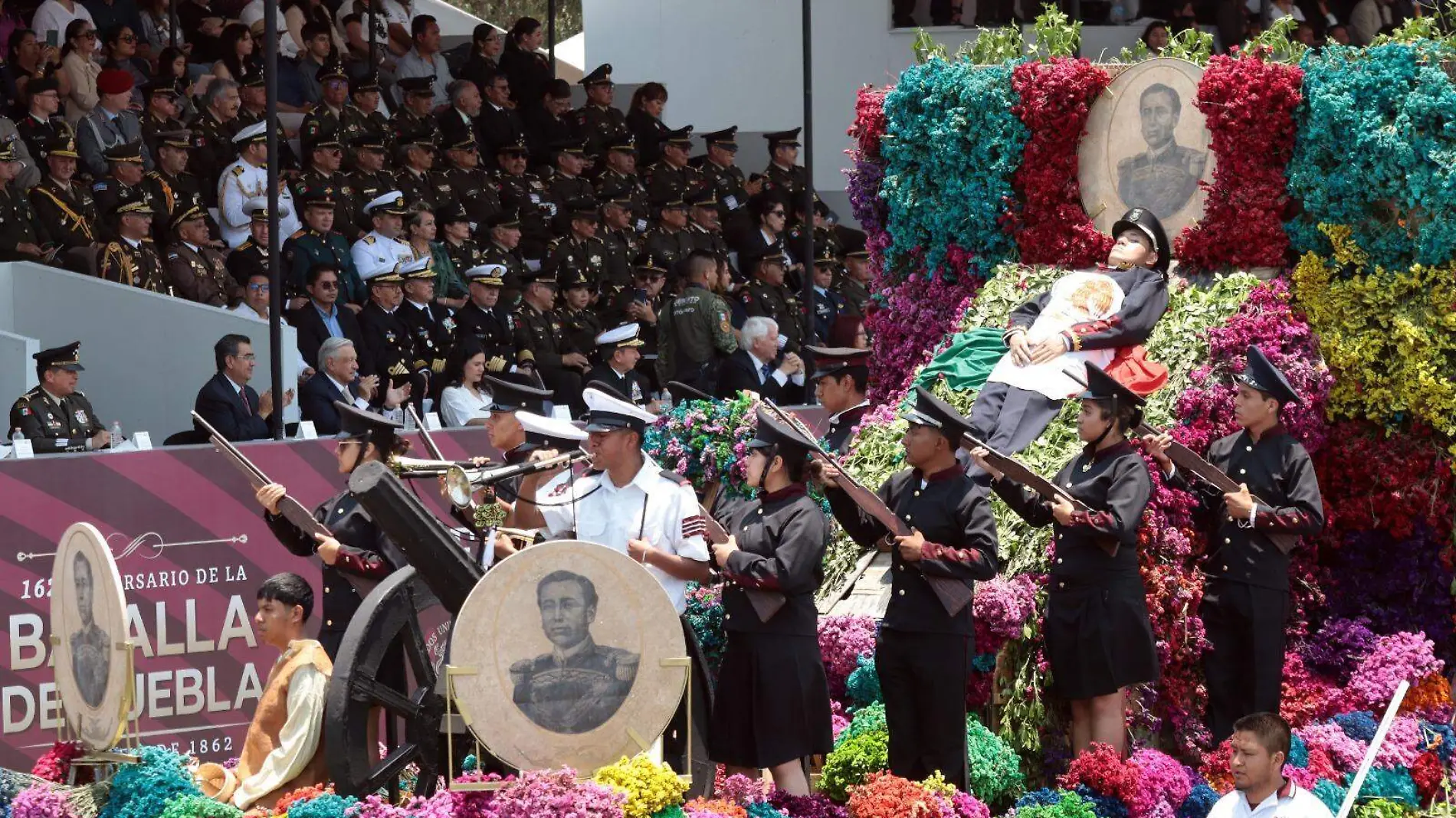 Desfilaron los contingentes de la escuela militar, las enfermeras y los vehículos del Ejército Mexicano. 